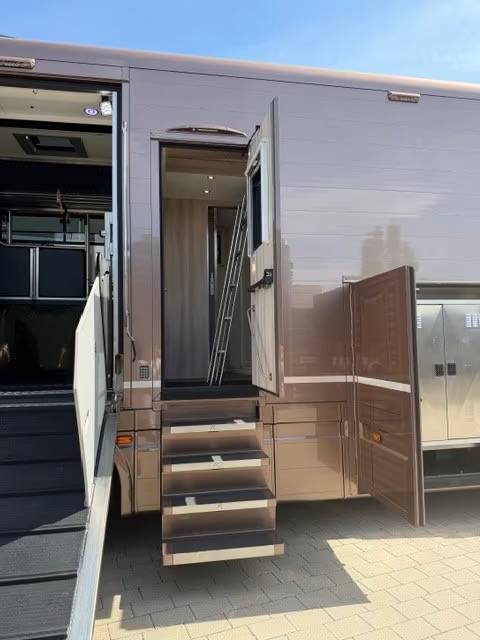 Horsebox NON-HGV Volvo VOLVO FH 500 ROELOFSEN RR6 POP OUT & PUSH UP 2016 Used