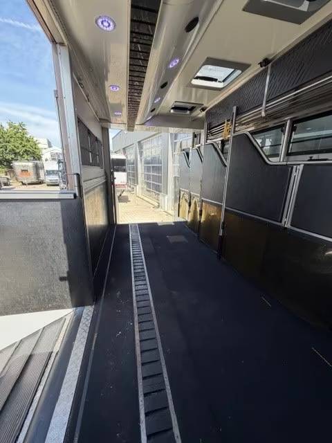 Horsebox NON-HGV Volvo VOLVO FH 500 ROELOFSEN RR6 POP OUT & PUSH UP 2016 Used