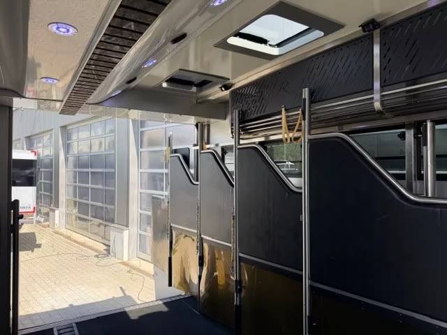 Horsebox NON-HGV Volvo VOLVO FH 500 ROELOFSEN RR6 POP OUT & PUSH UP 2016 Used