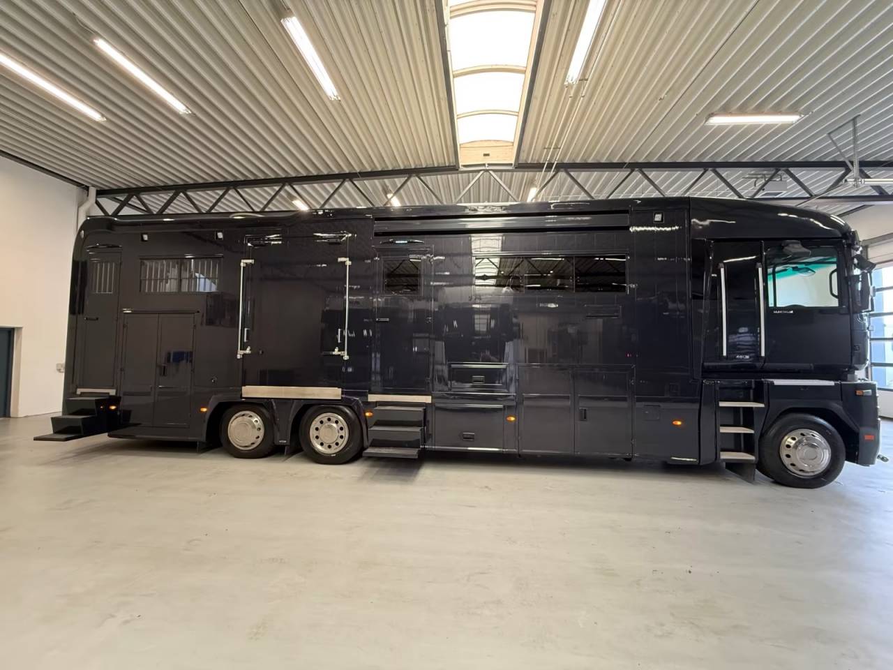 Horsebox NON-HGV Renault RENAULT MAGNUM 480 STX 5 HORSES POP OUT 2011 Used