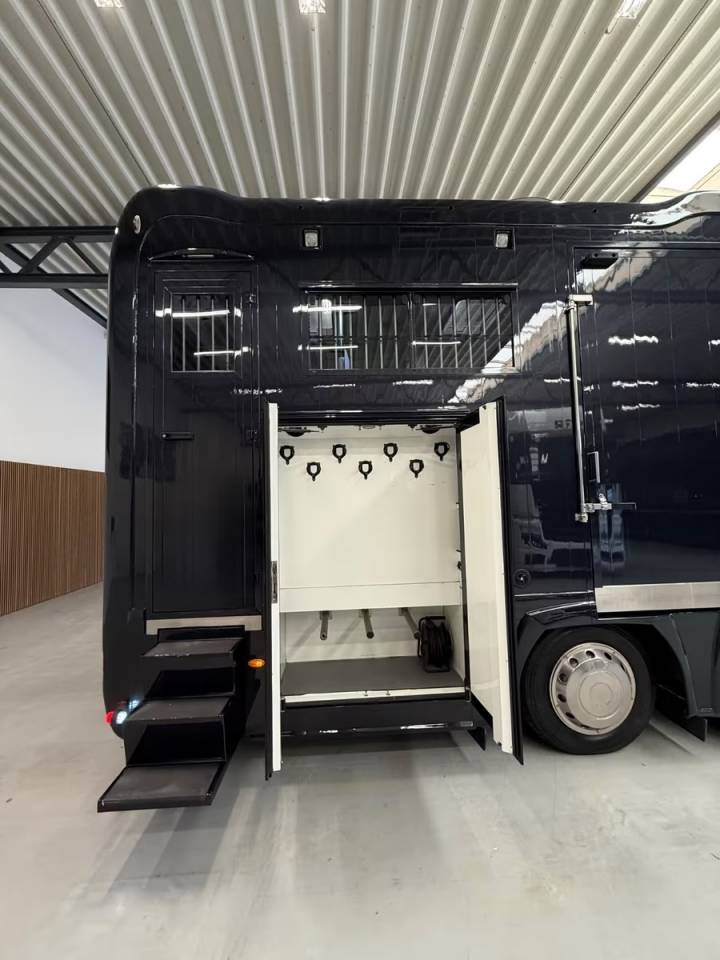 Horsebox NON-HGV Renault RENAULT MAGNUM 480 STX 5 HORSES POP OUT 2011 Used