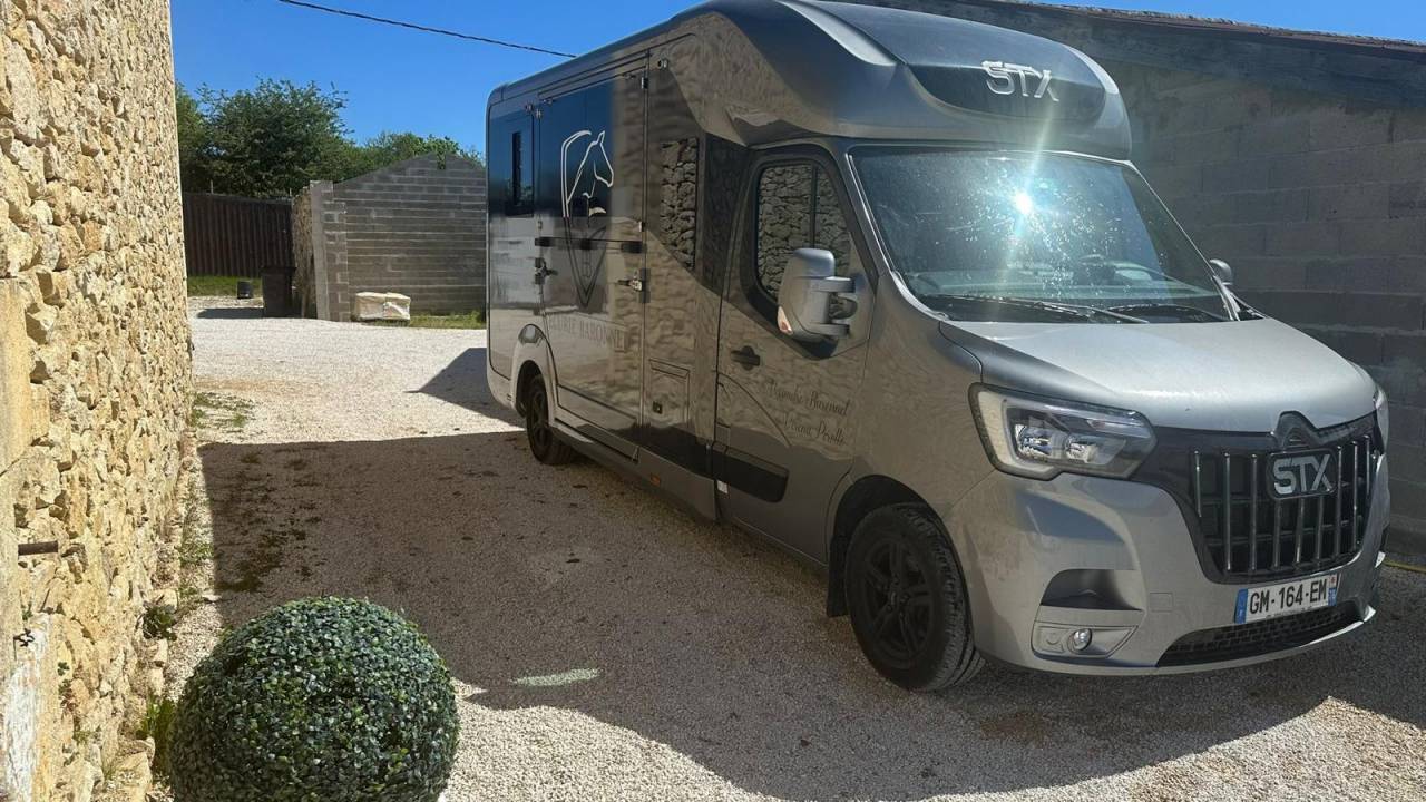 Horsebox HGV Renault STX 2023 Used