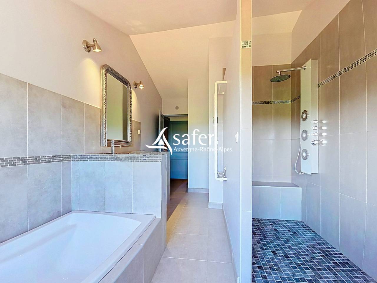 Other country property  Rh&ocirc;ne
