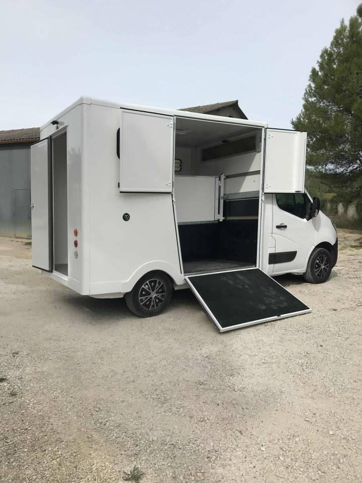 Horsebox HGV Renault  2018 Used