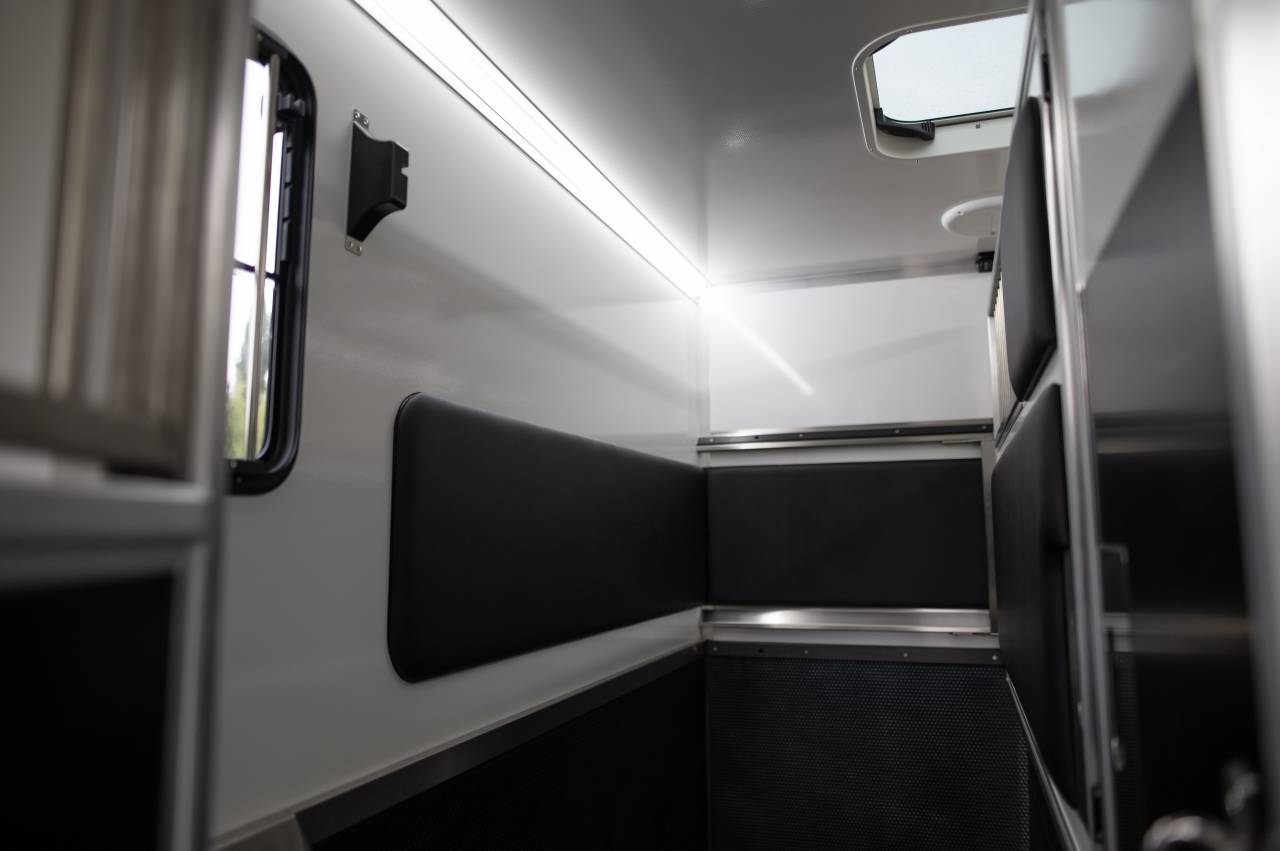 Horsebox HGV Krismar Renault Master 2025 Used