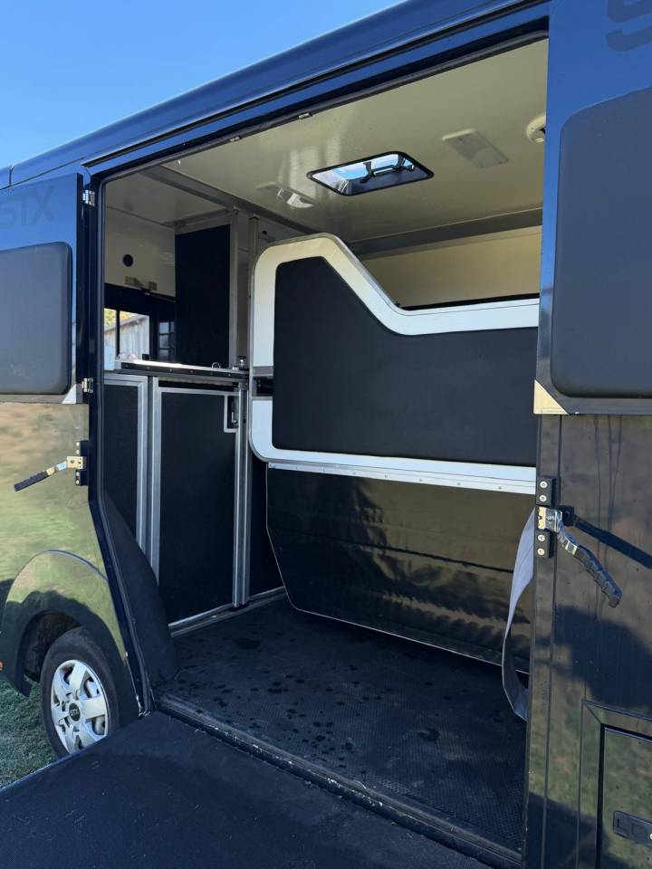 Horsebox HGV STX Renault Master 2024 Used