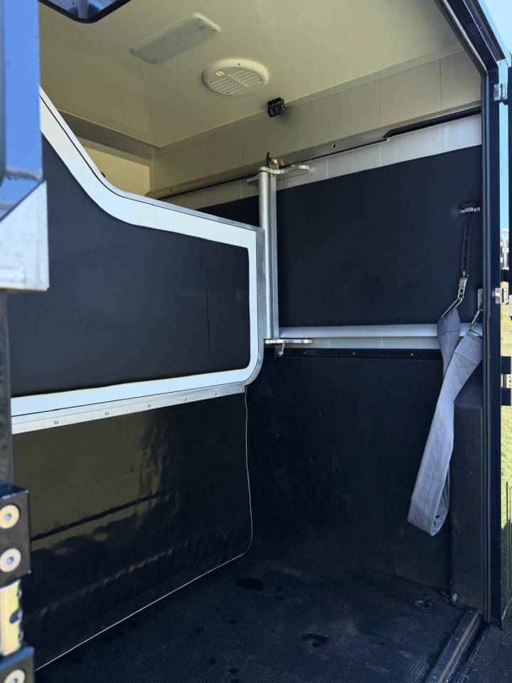 Horsebox HGV STX Renault Master 2024 Used