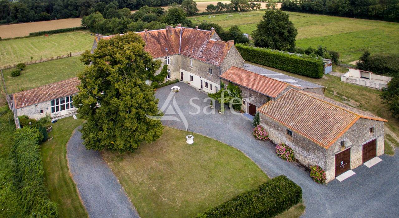 Equestrian property  Vend&eacute;e