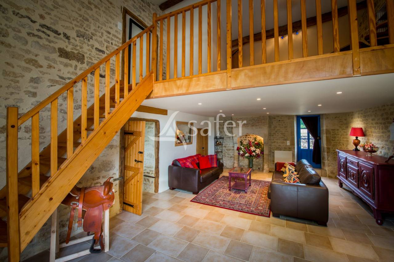 Equestrian property  Vend&eacute;e