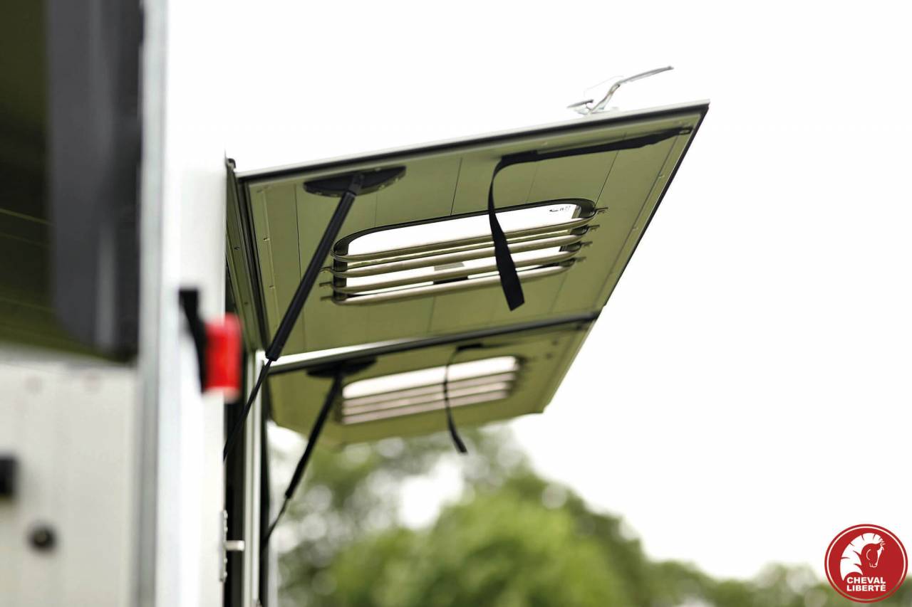 Horse trailer Cheval Liberte MAXI 2 2 Stalls 2024 New