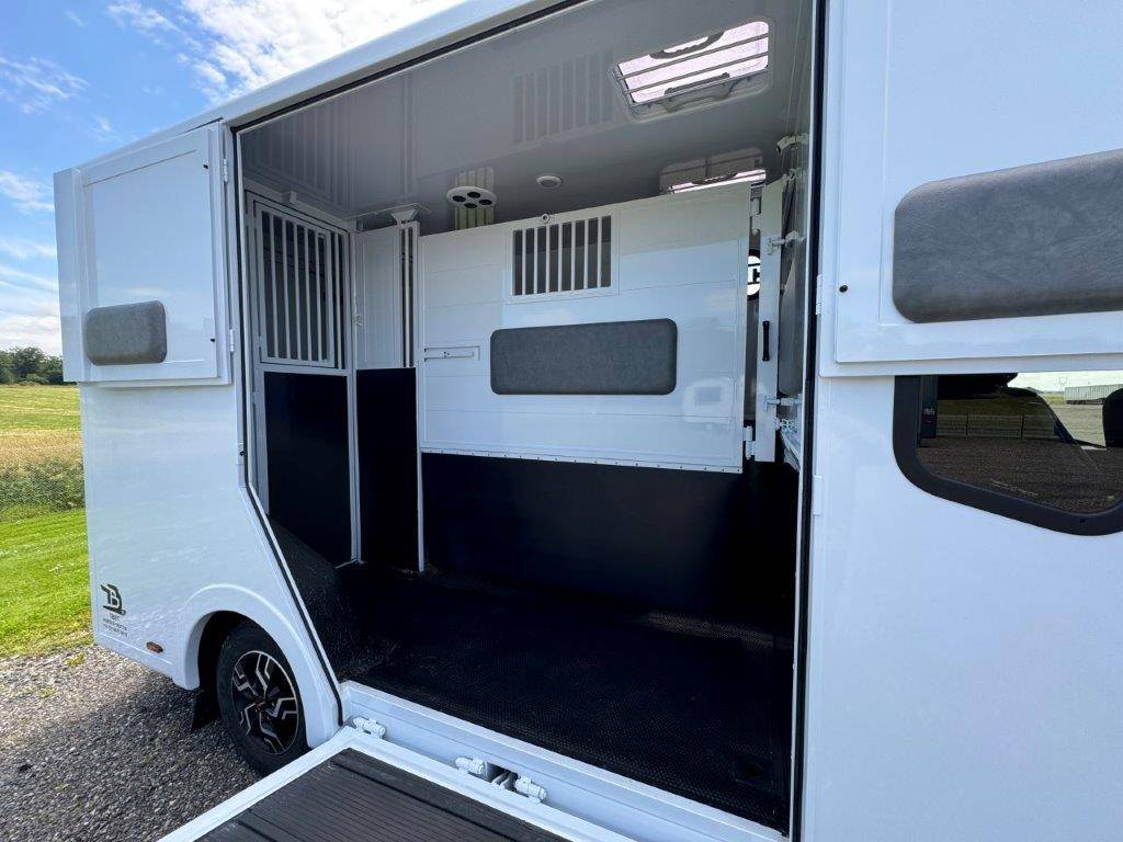 Horsebox HGV TBST RENAULT MASTER 2024 New