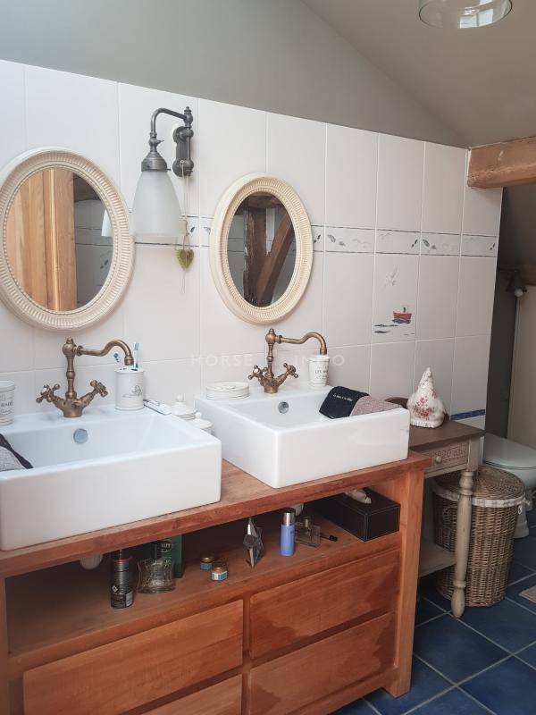 Equestrian property  Vend&eacute;e