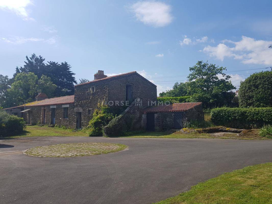 Equestrian property  Vend&eacute;e