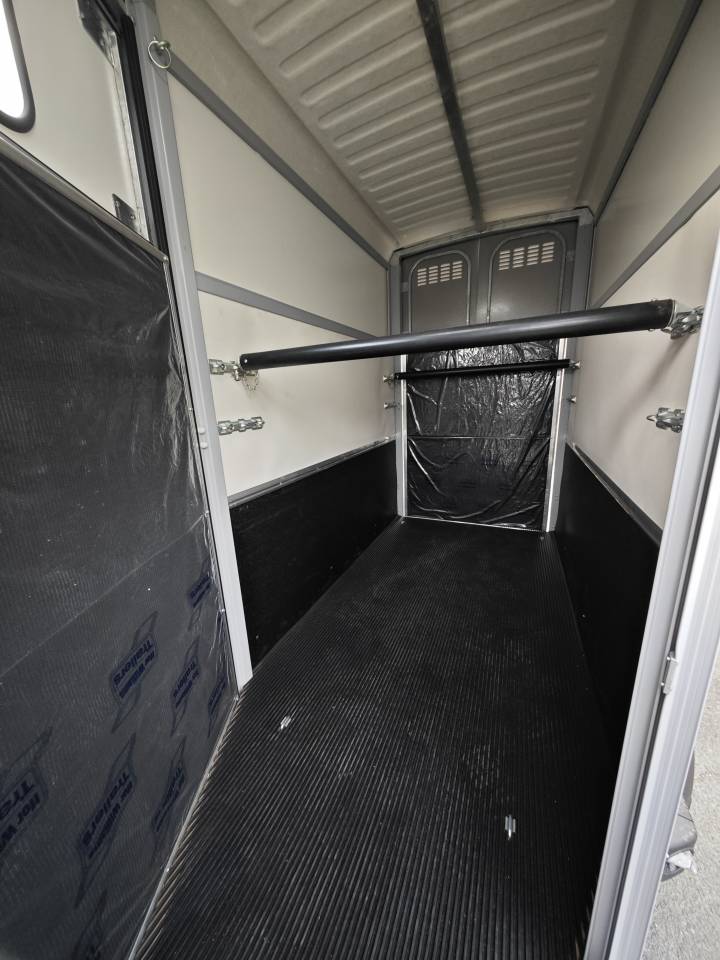 Horse trailer Ifor Williams Hb403 1,5 Stalls 2025 New