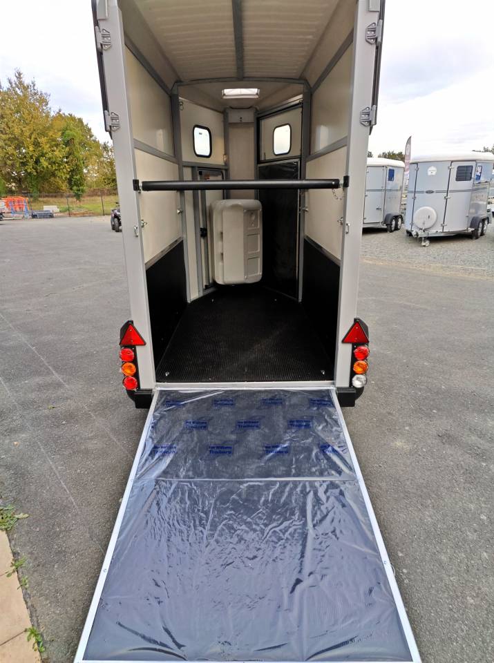 Horse trailer Ifor Williams Hb403 1,5 Stalls 2025 New