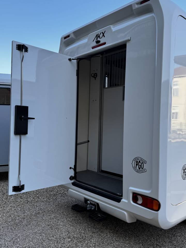 Horsebox HGV AKX AKX 5 places  2023 Used