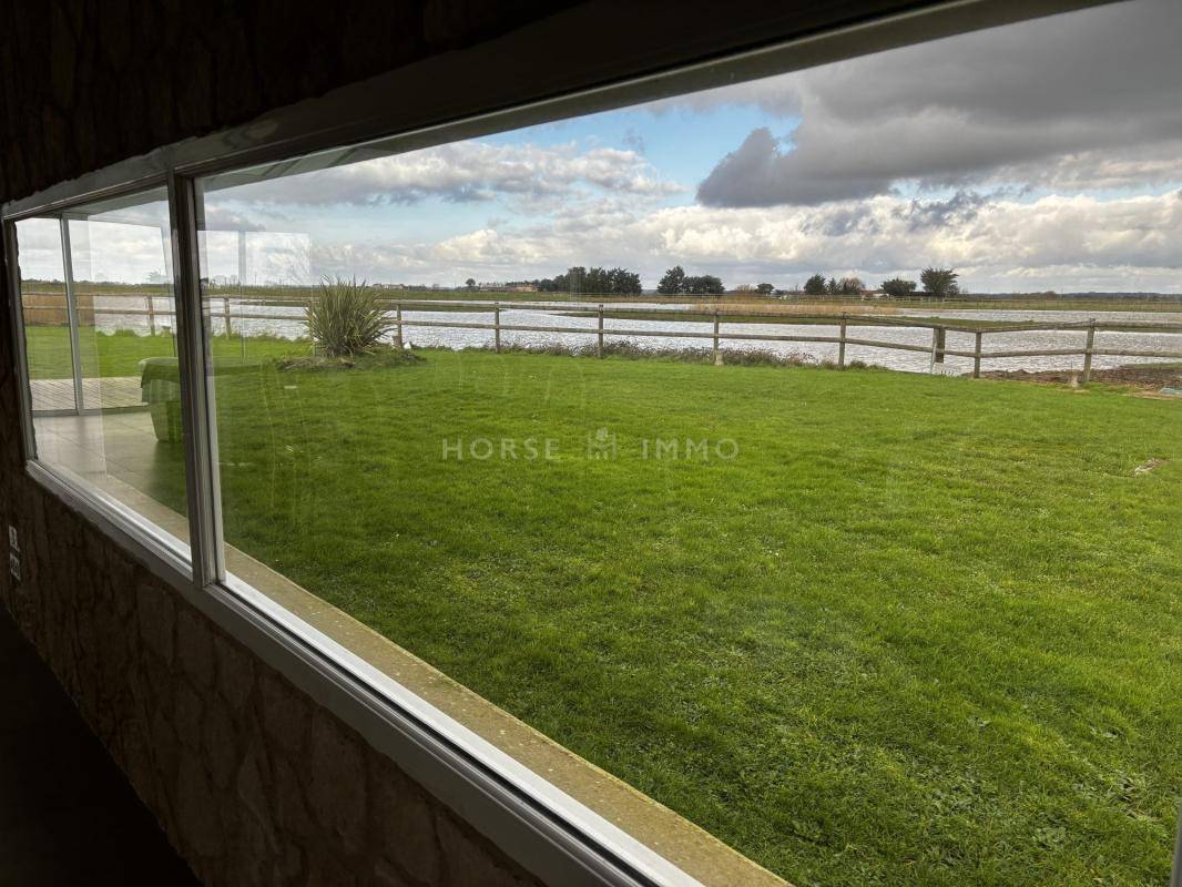 Equestrian property  Vend&eacute;e