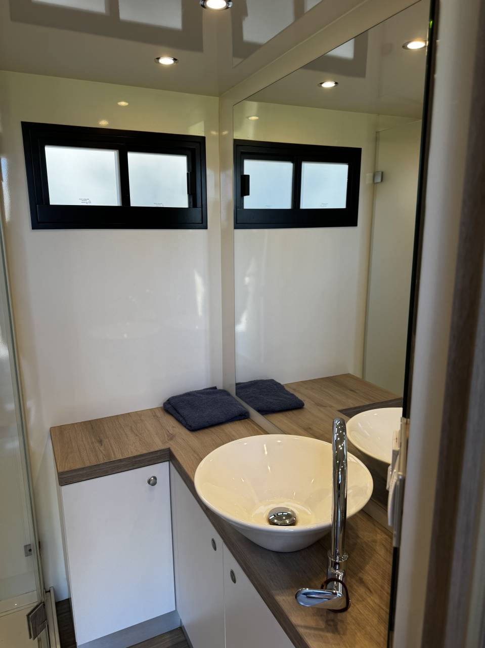 Semitrailer AKX Mercedes actros 2023 Used