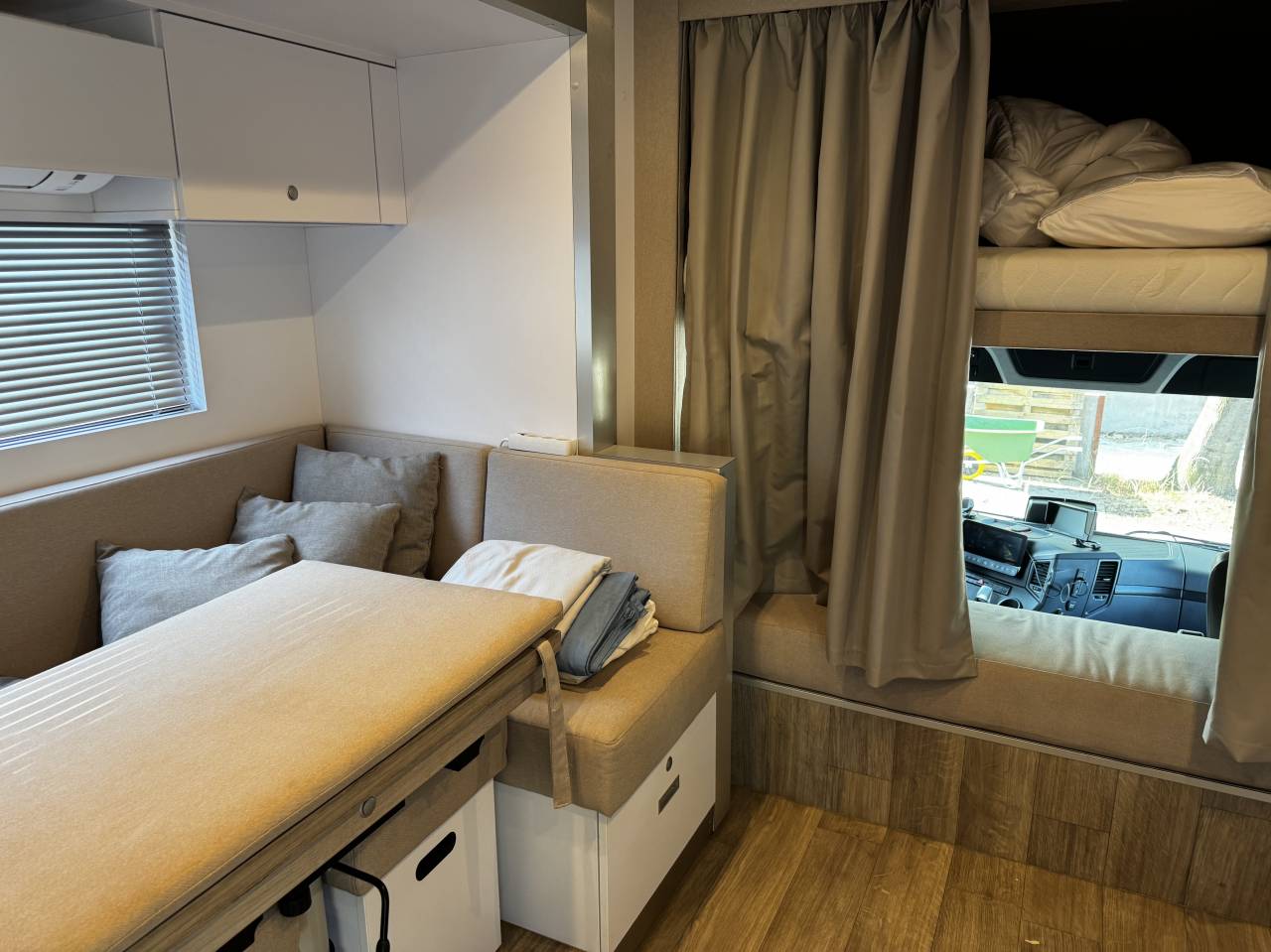 Semitrailer AKX Mercedes actros 2023 Used