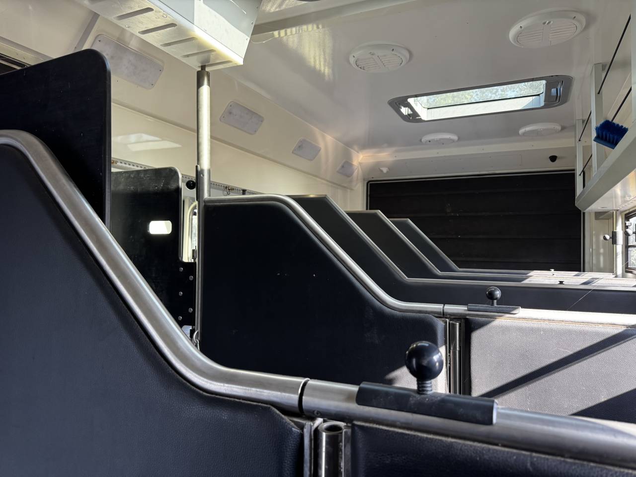 Semitrailer AKX Mercedes actros 2023 Used