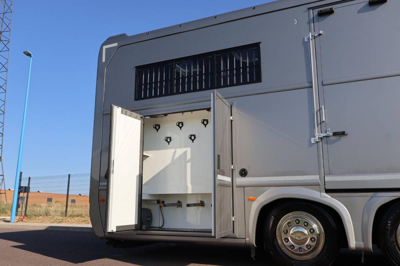 Horsebox NON-HGV AKX MERCEDES-ACTROS 2018 Used