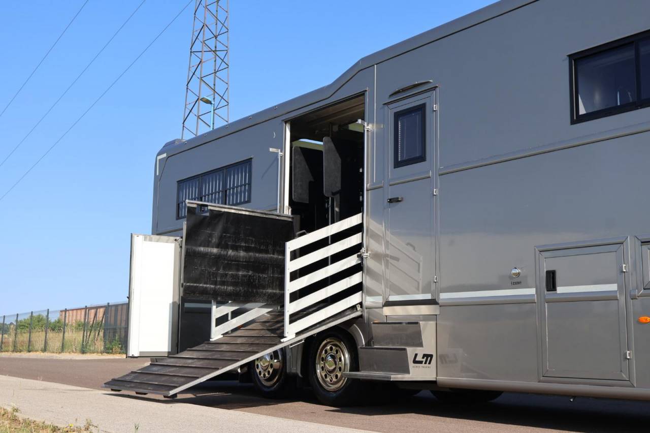 Horsebox NON-HGV AKX MERCEDES-ACTROS 2018 Used