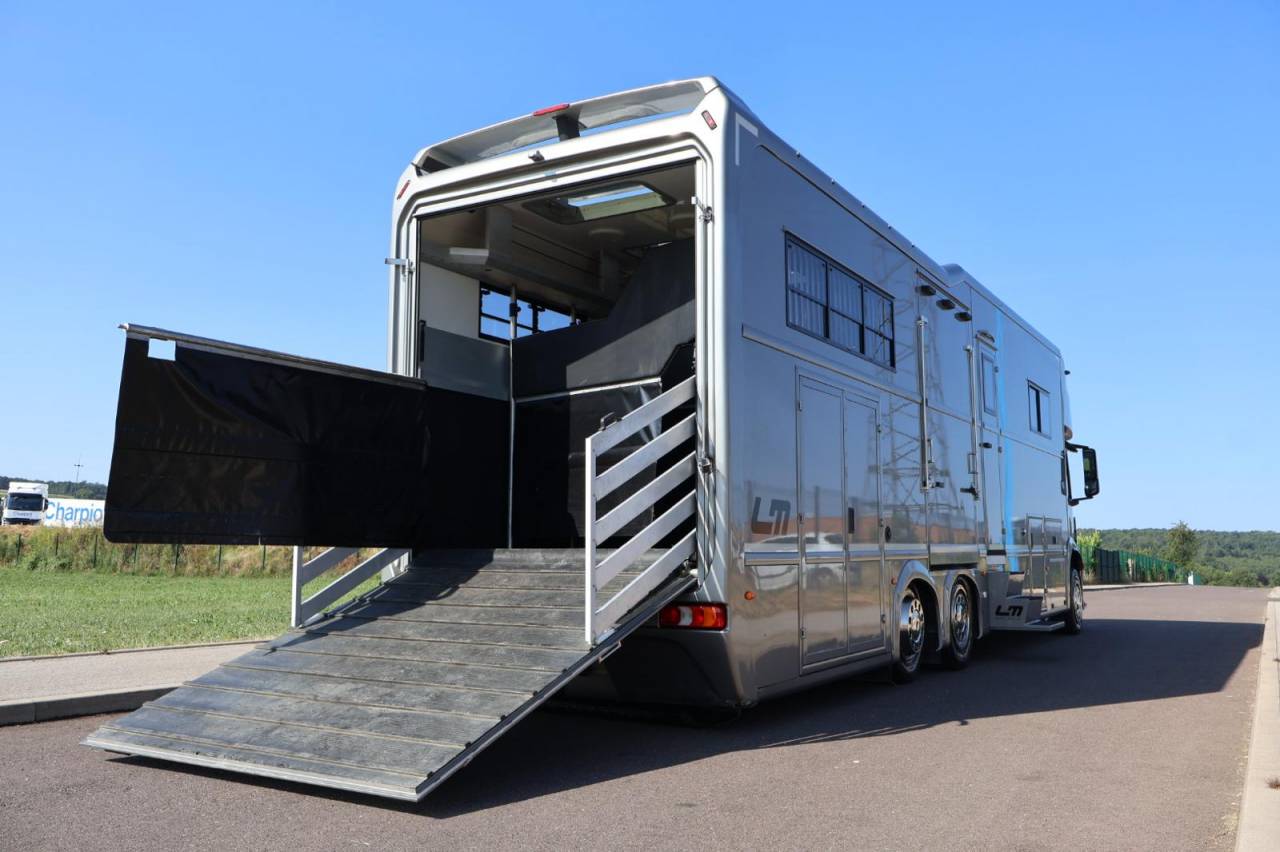 Horsebox NON-HGV AKX MERCEDES-ACTROS 2018 Used