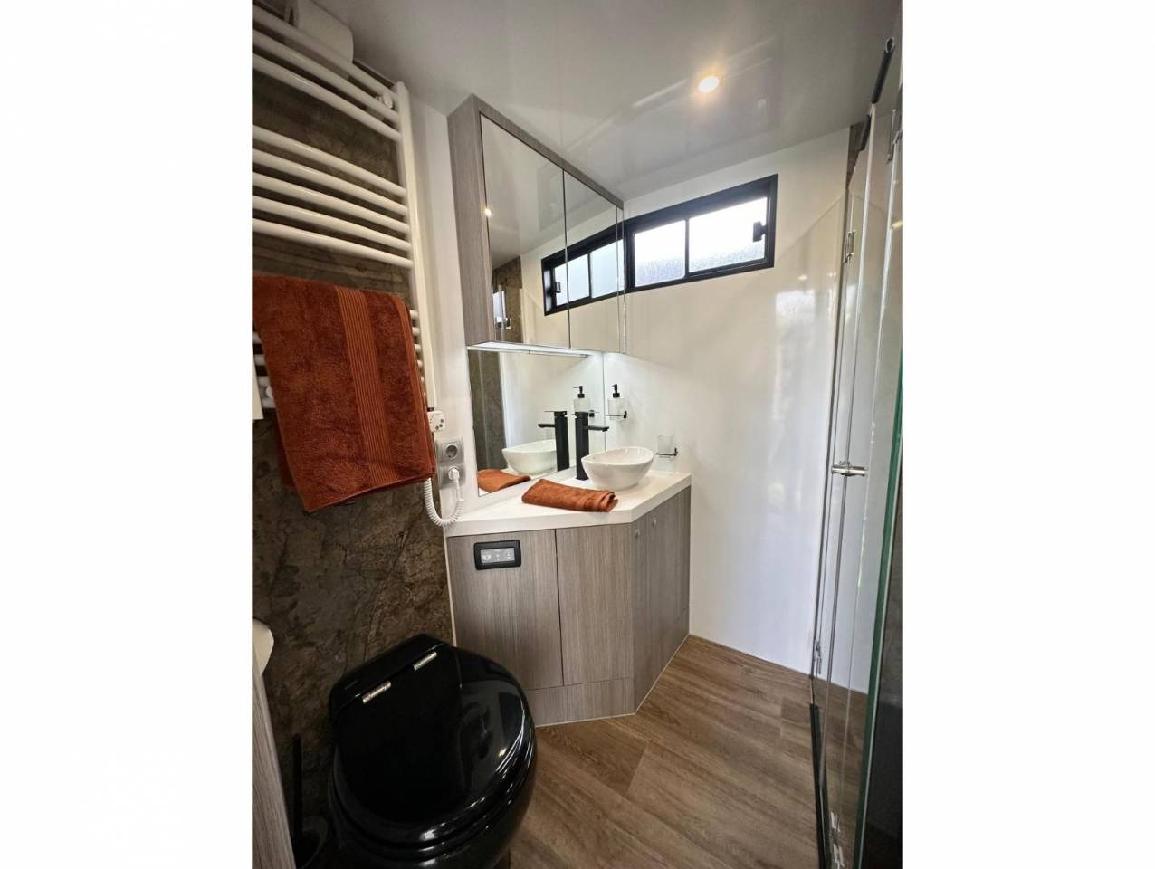 New build Scania Premium Luxury 26-tonne EQ-built horse