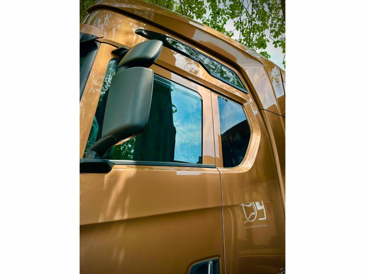 New build Scania Premium Luxury 26-tonne EQ-built horse