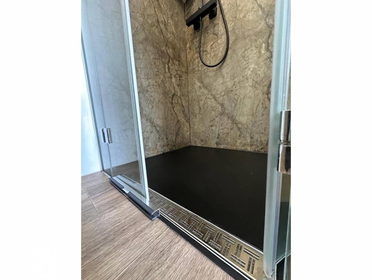 New build Scania Premium Luxury 26-tonne EQ-built horse