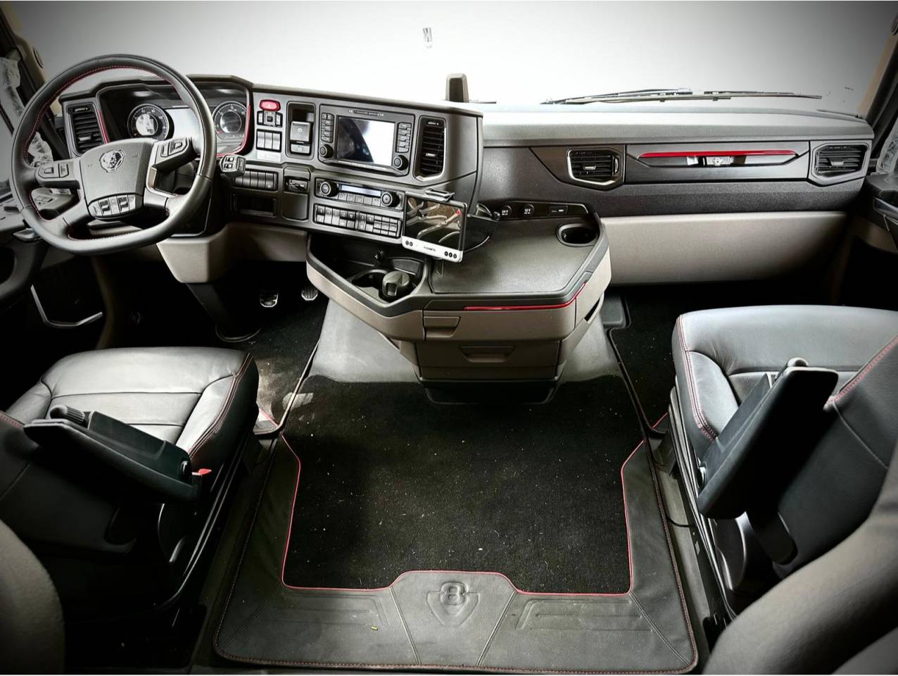 New build Scania Premium Luxury 26-tonne EQ-built horse