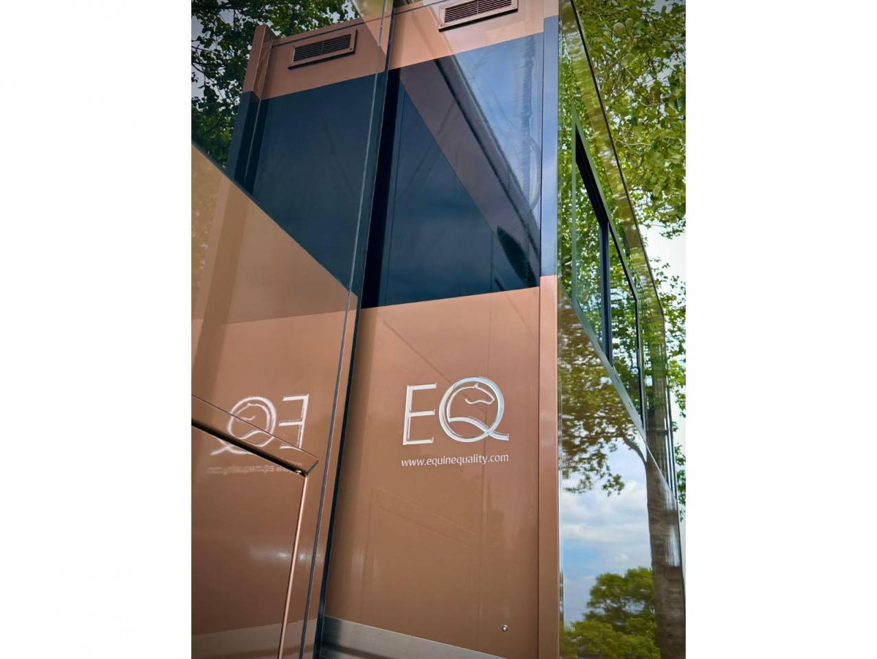 New build Scania Premium Luxury 26-tonne EQ-built horse