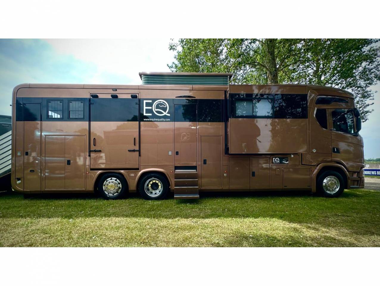 New build Scania Premium Luxury 26-tonne EQ-built horse