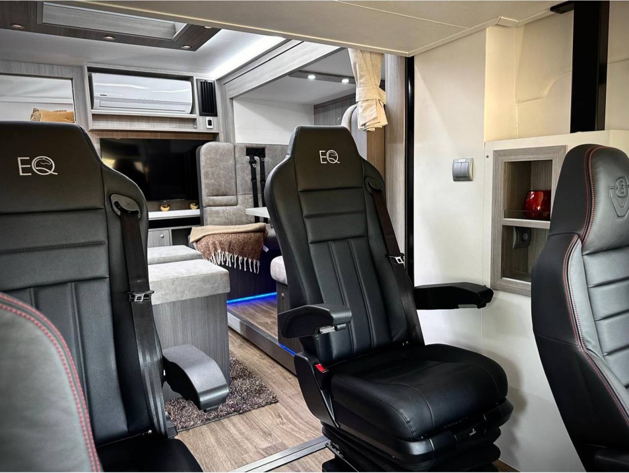 New build Scania Premium Luxury 26-tonne EQ-built horse