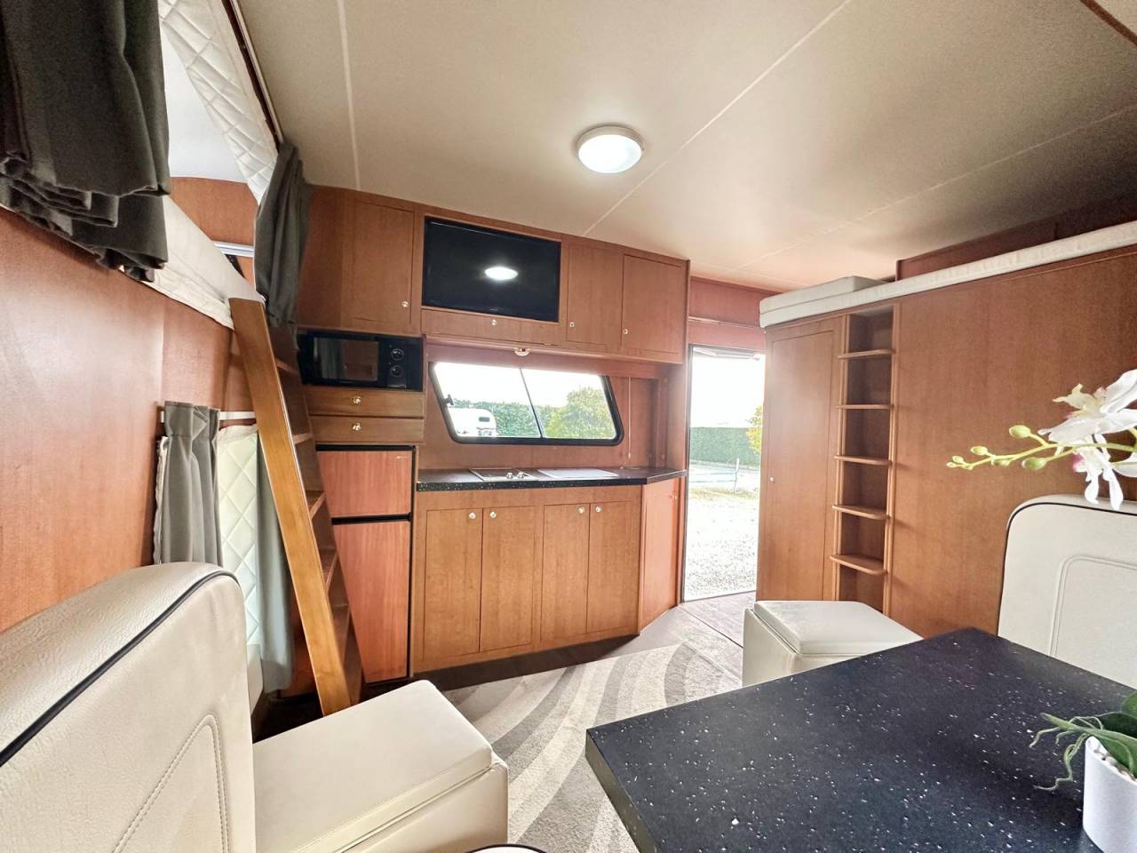 Horsebox NON-HGV Daf pop out  2003 Used