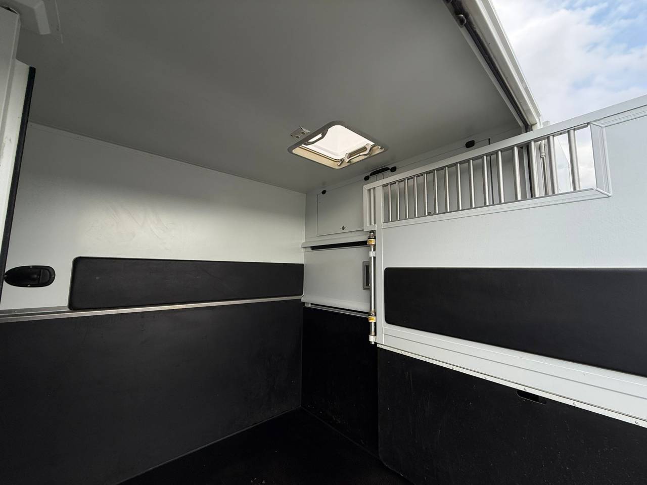 Horsebox HGV Theault PEUGEOT BOXER 150CH STALLE 2015 Used