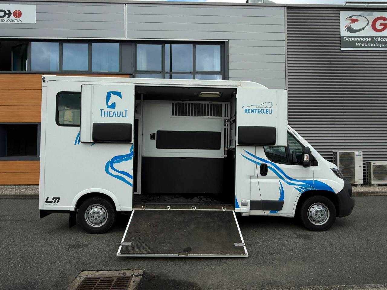 Horsebox HGV Theault PEUGEOT BOXER 150CH STALLE 2015 Used