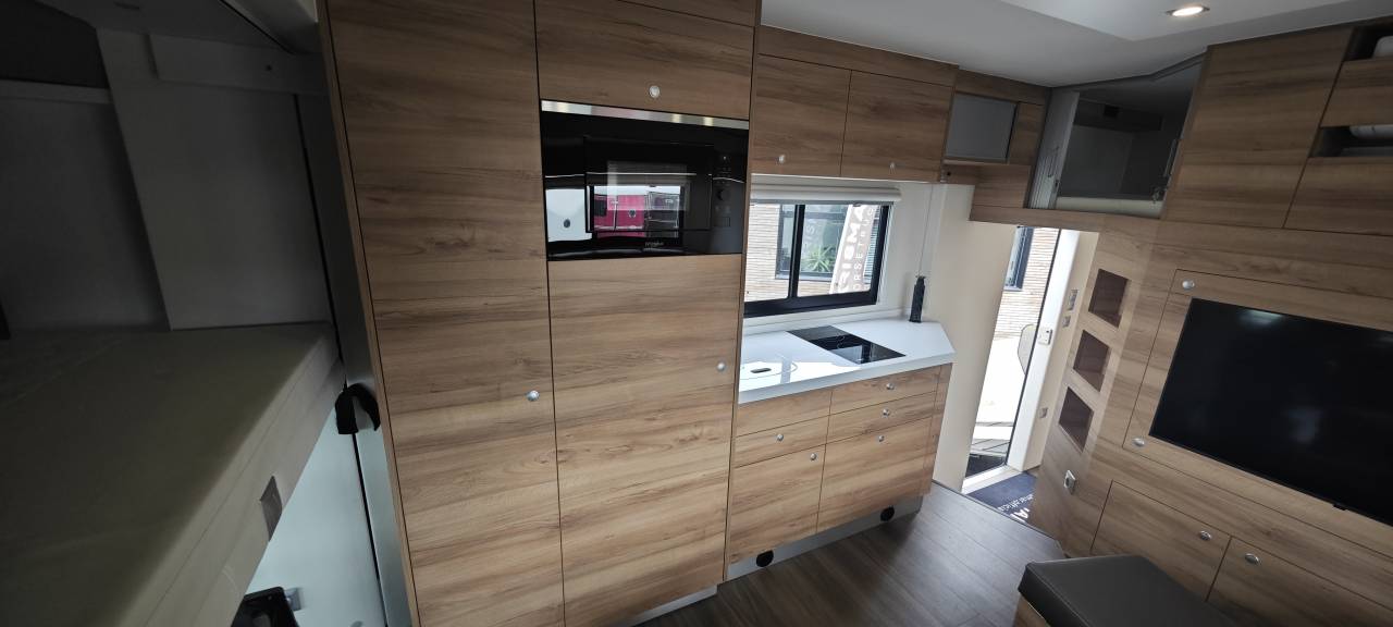 Horsebox NON-HGV Krismar Volvo FH500 6 chevaux gamme pro 2025 New