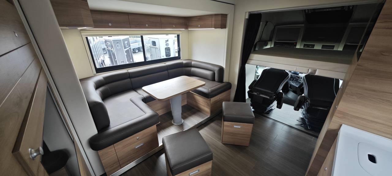 Horsebox NON-HGV Krismar Volvo FH500 6 chevaux gamme pro 2025 New