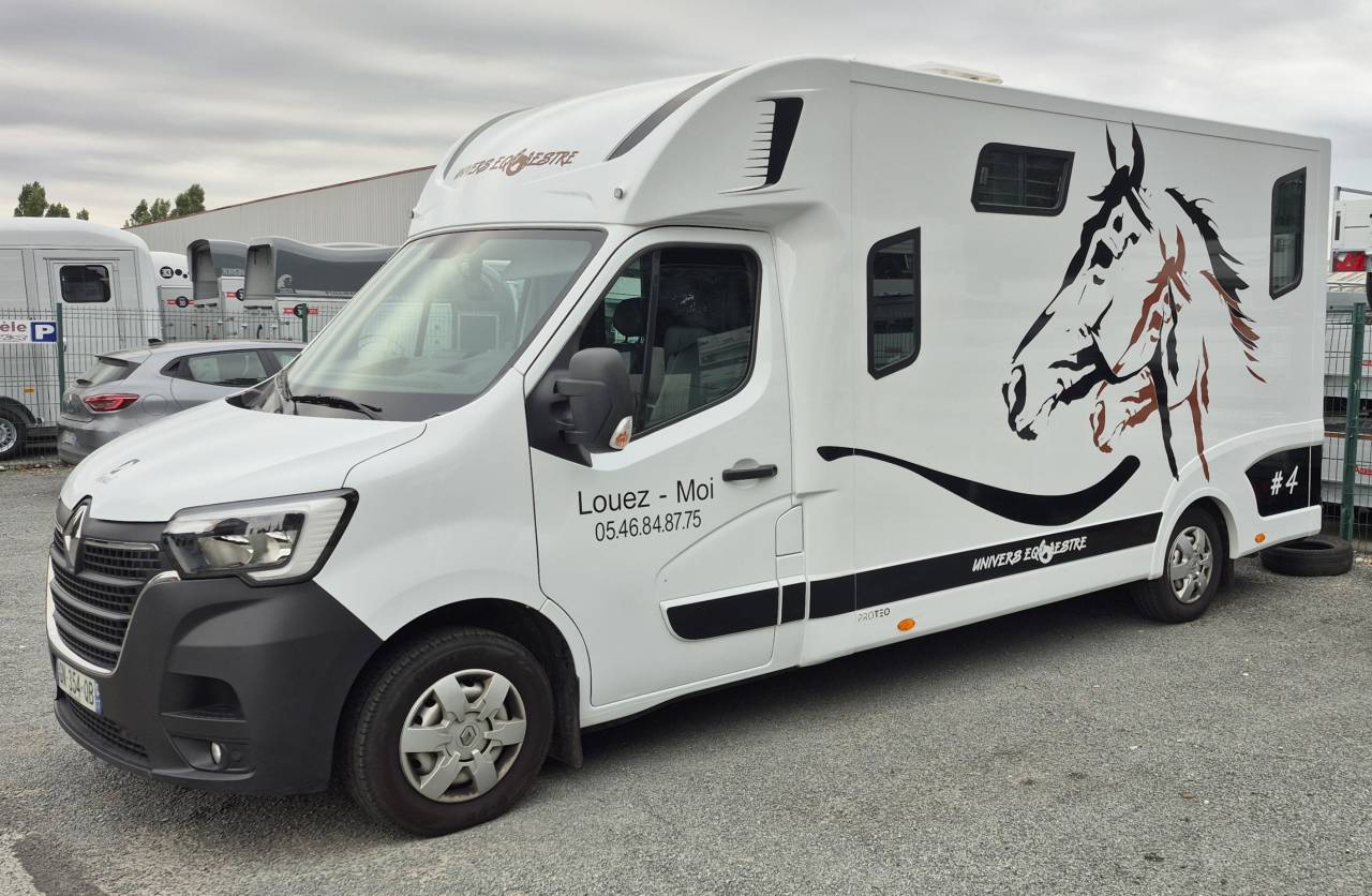 Horsebox HGV Renault  2022 Used