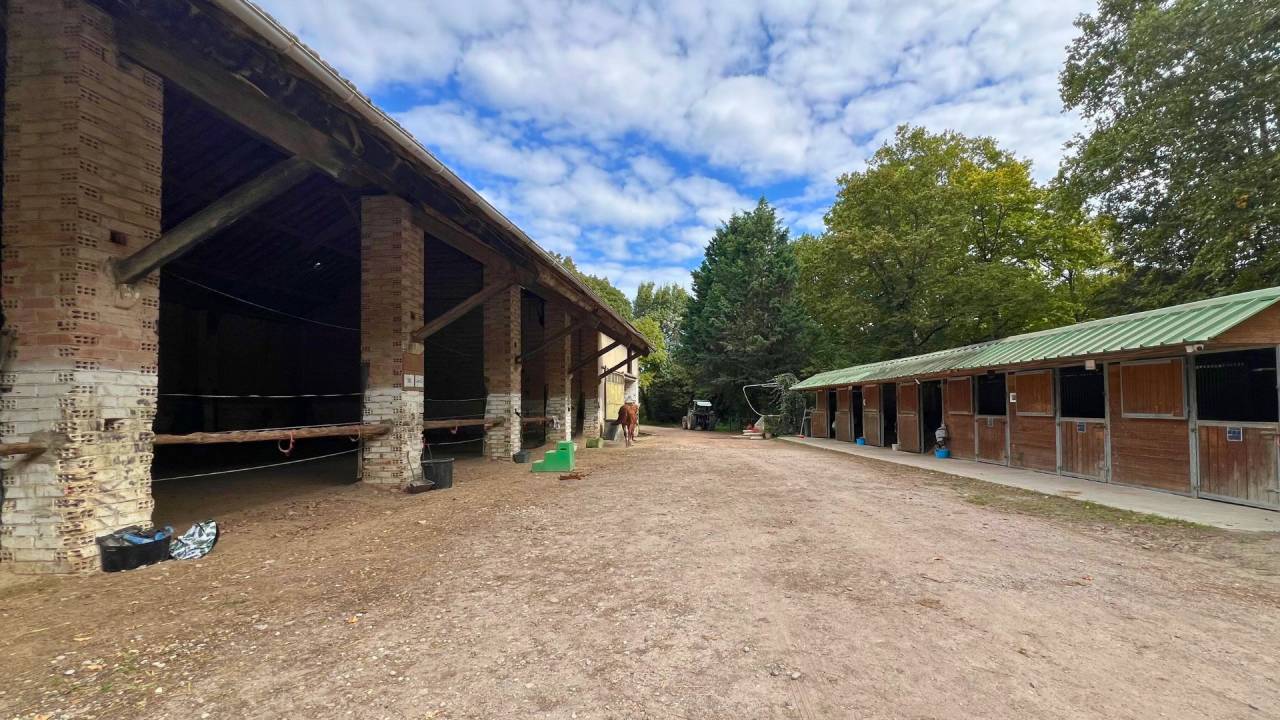 Equestrian property  Aude