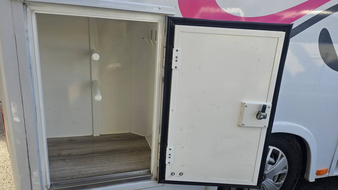 Horsebox HGV Fiat  Ducato 2,2 Diesel  180 chevaux 2023 Used