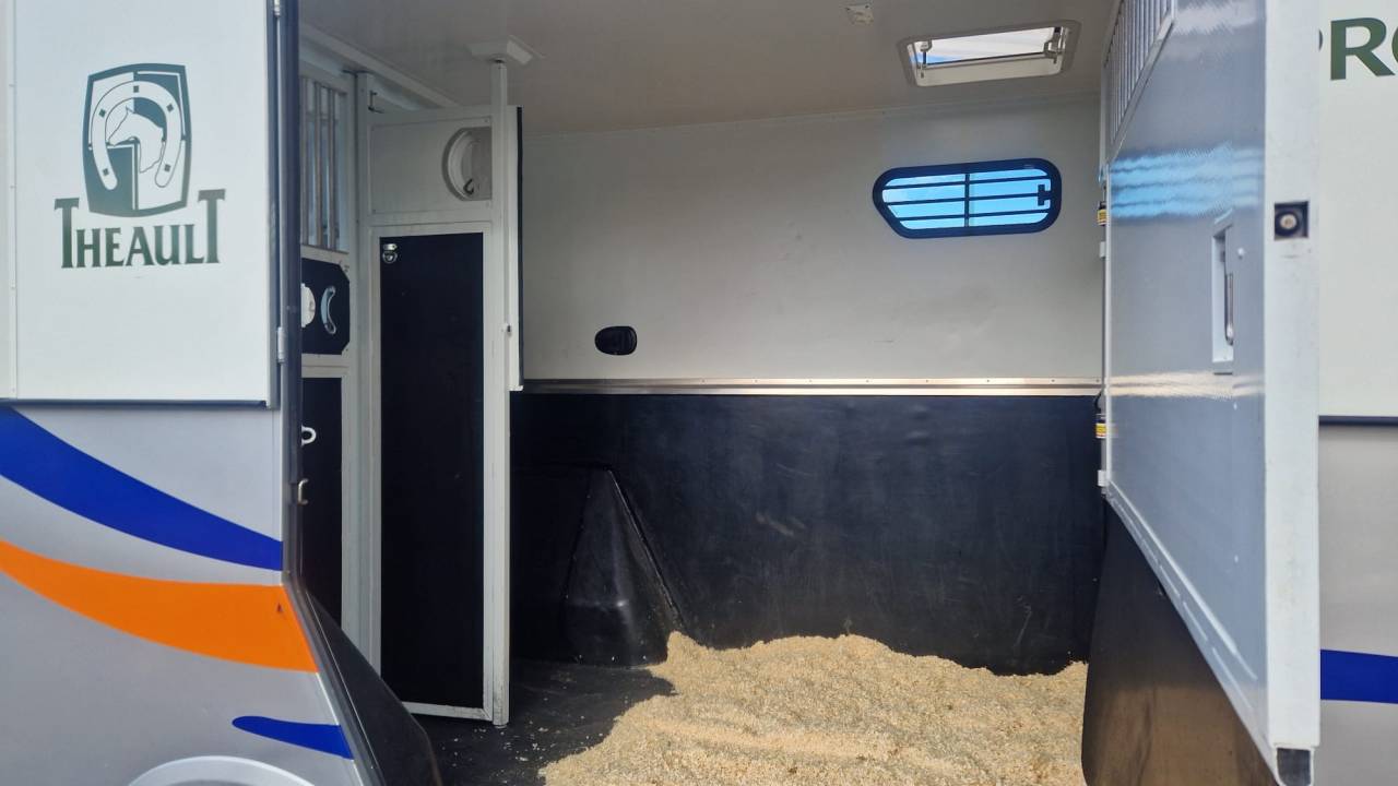 Horsebox HGV Theault peugeot  master 2013 Used