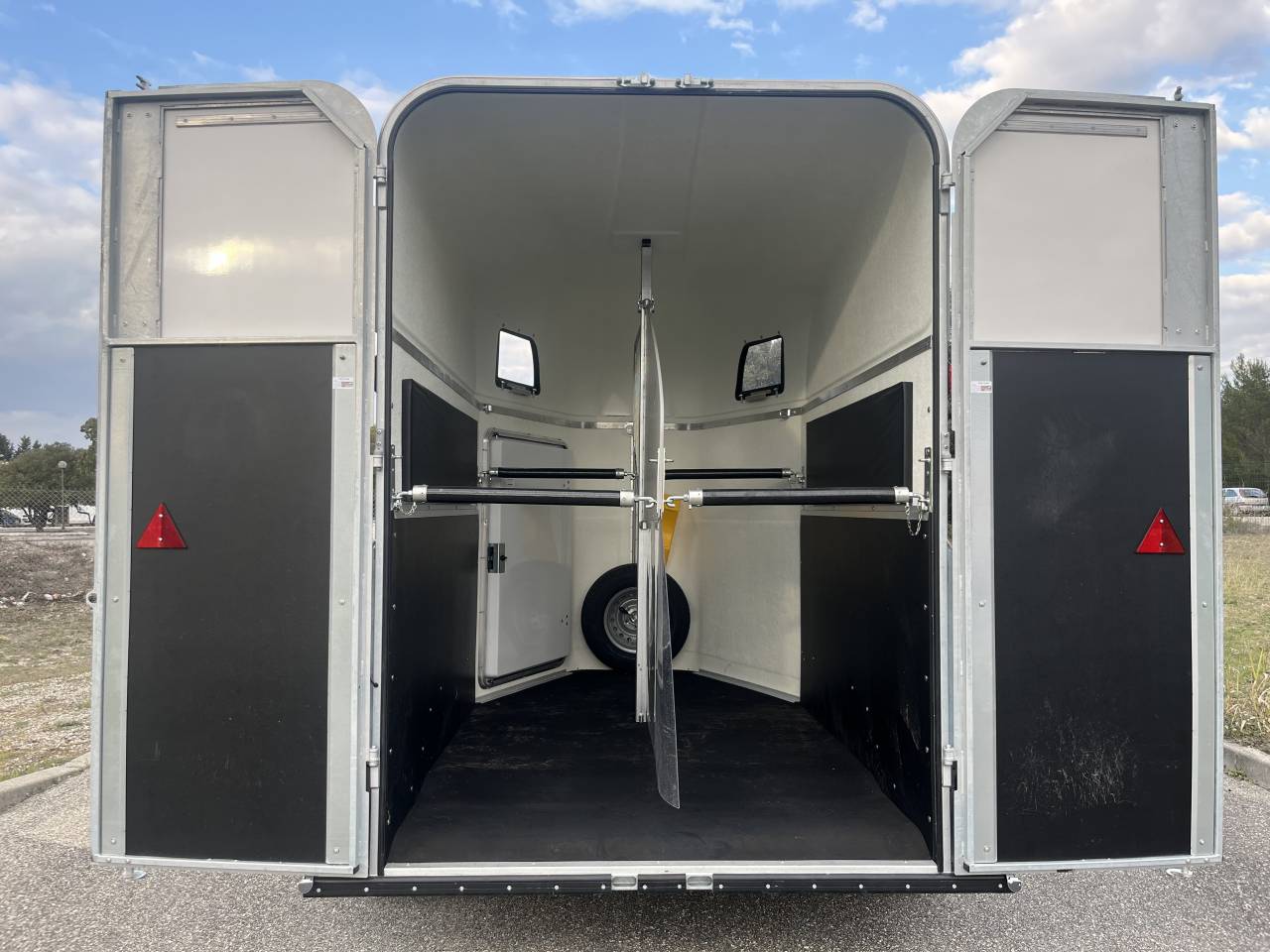 Horse trailer Fautras  2 Stalls 2026 Used