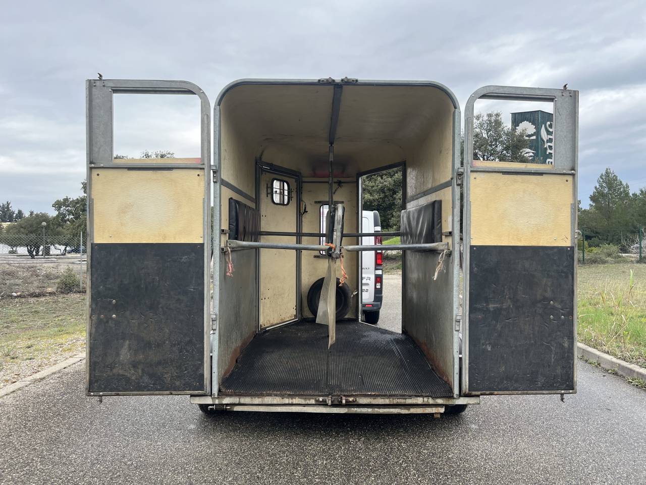 Horse trailer Fautras  2 Stalls 2000 Used