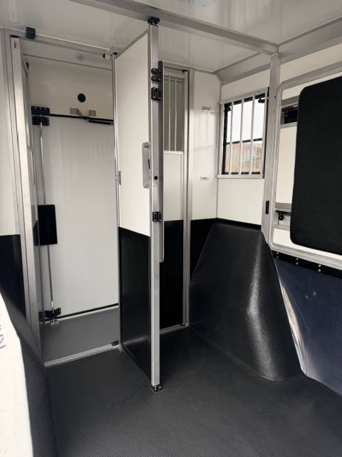 Horsebox HGV AKX Renault Master 2026 New