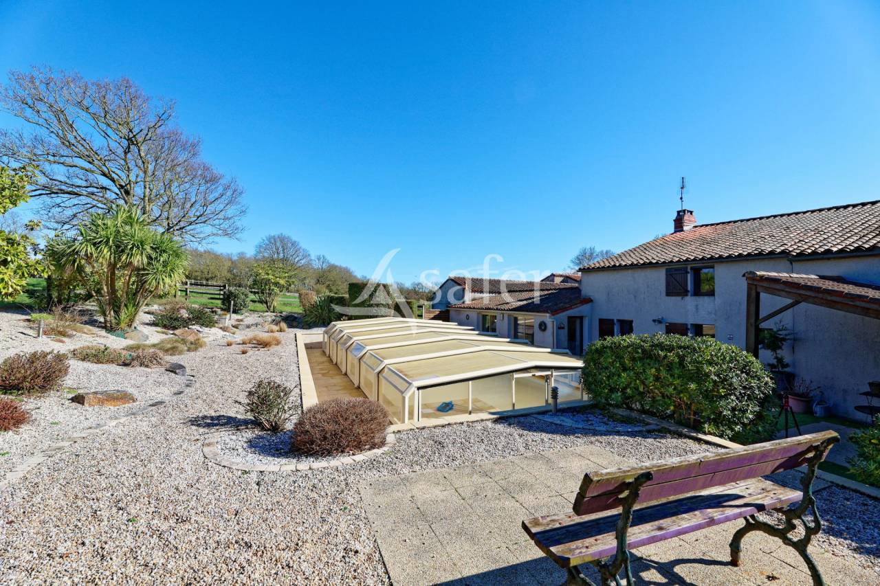 Equestrian property  Vend&eacute;e