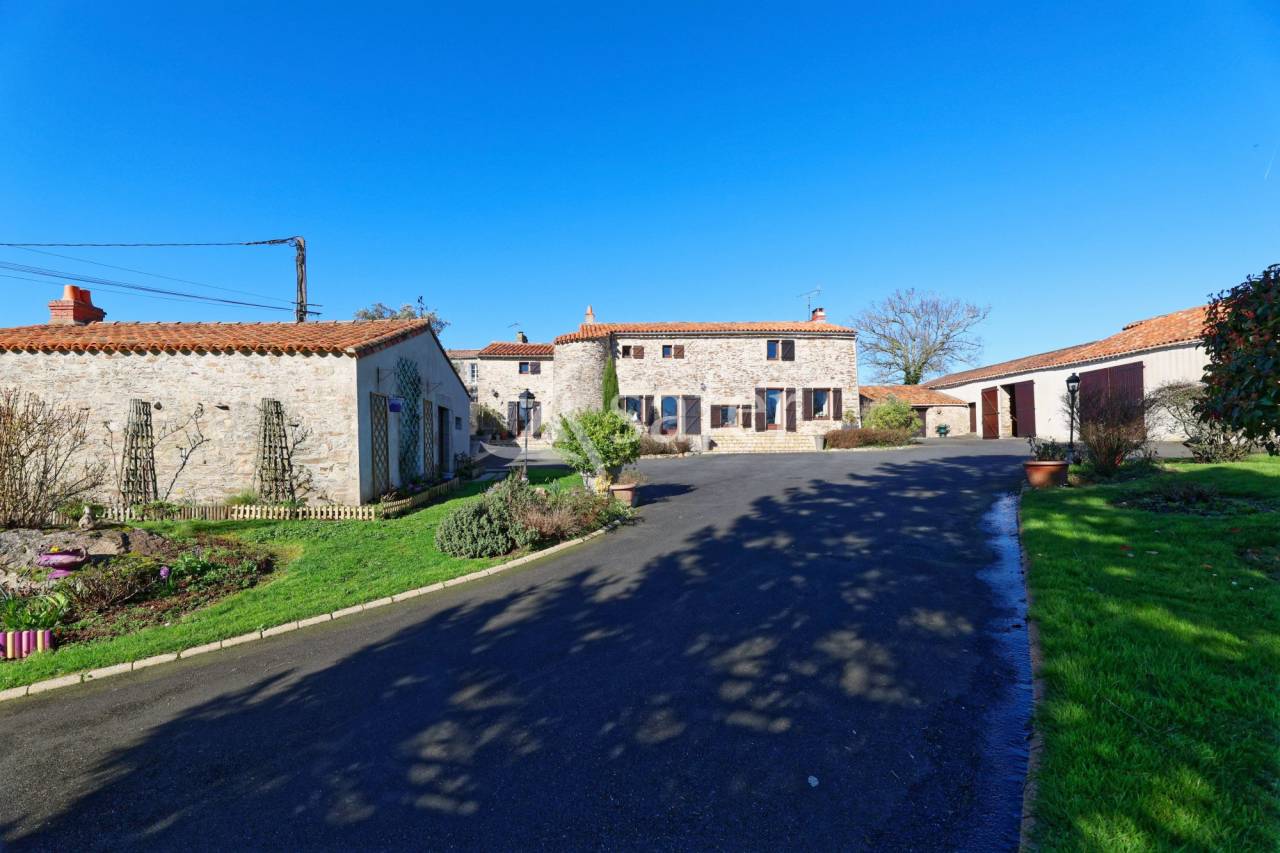 Equestrian property  Vend&eacute;e