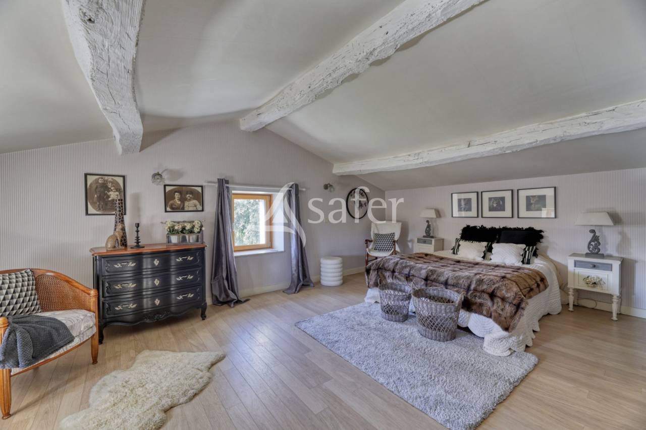 Equestrian property  Vend&eacute;e