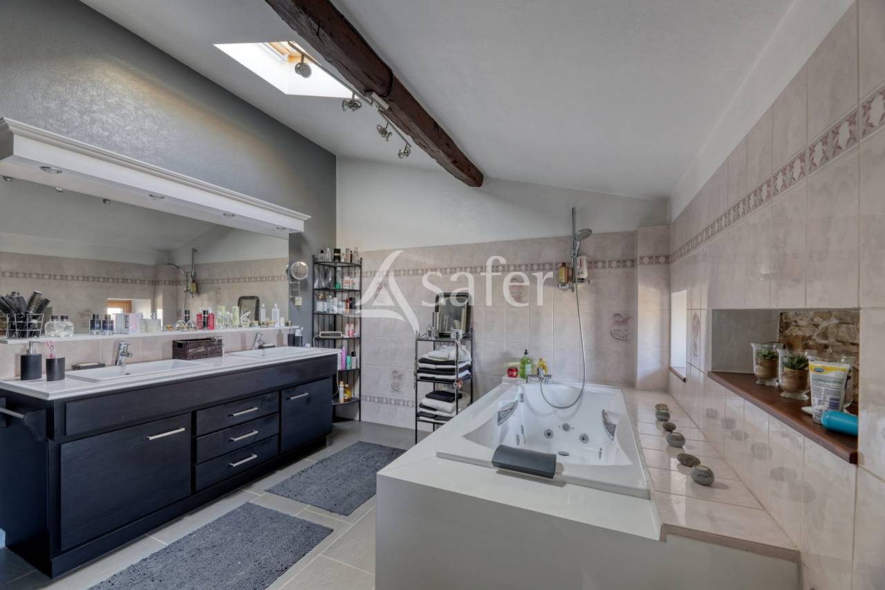 Equestrian property  Vend&eacute;e